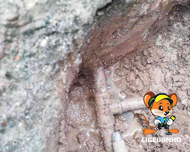 Identificação de vazamentos de água no solo, teto, parede e laje com detector Geofone